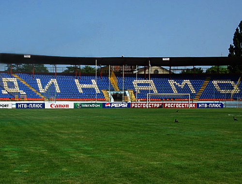 Поле стадиона "Динамо" в Махачкале, июнь 2010 года. Фото "Кавказского Узла"