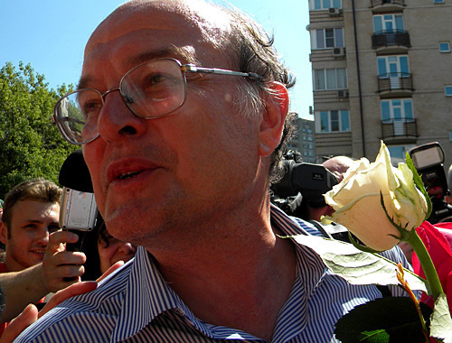 Юрий Самодуров у здания Таганского суда после оглашения приговора. Москва, 12 июля 2010 года. Фото "Кавказского узла"