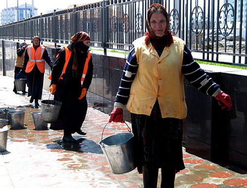 Уборка улиц Грозного. Фото с сайта www.chechnyafree.ru