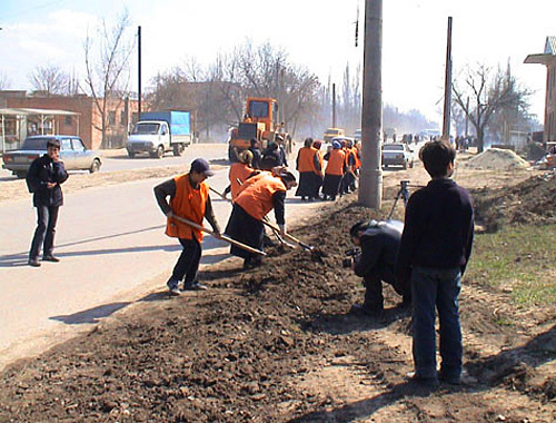 Работы по очистке улиц Грозного от мусора. Фото с сайта www.chechnyafree.ru