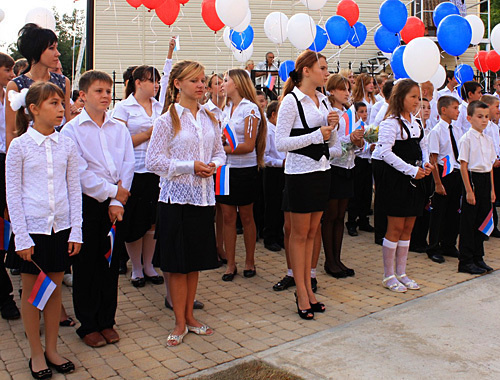На праздничной линейке учащиеся новой школы в поселке Солох-аул, г. Сочи. Краснодарский край, 1 сентября 2010 года. Фото "Кавказского узла"