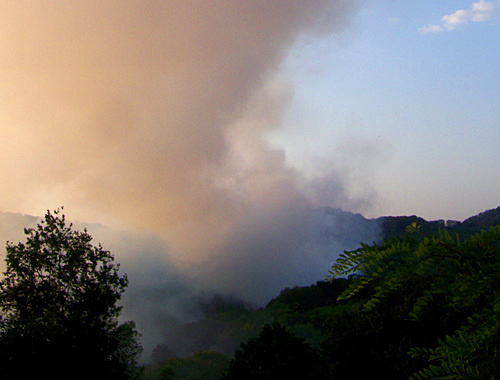 Дым над горящей свалкой ТБО в п. Лоо, г. Сочи, 5 августа 2010 года. Фото "Кавказского узла"