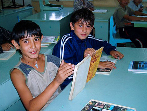 Дети цыган-кэлдэраров, проживающих на территории России. Фото с сайта www.policy.hu