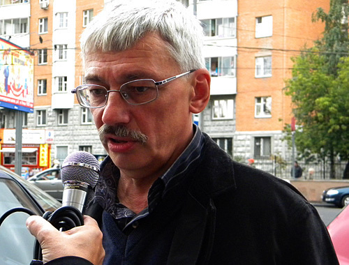 Олег Орлов у дверей Хамовнического суда перед заседанием 13 сентября 2010 года. Фото "Кавказского узла"