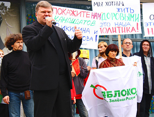 Лидер партии "Яблоко" Сергей Митрохин выступает на предвыборном митинге в Туапсе, 3 октября 2010 года. Фото "Кавказского узла"