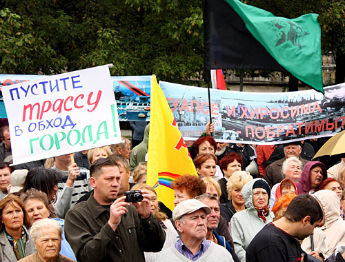 Черно-зеленый флаг экозащитников над собравшимися на митинге
жителями Туапсе, 3 октября 2010 года. Фото "Кавказского узла"