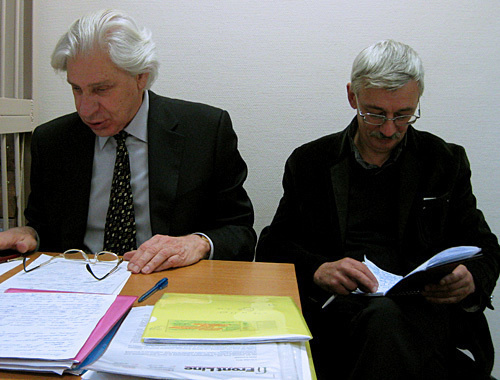 Генри Резник (слева) и Олег Орлов в зале Хамовнического суда г.Москвы, 14 октября 2010 года. Фото "Кавказского узла"