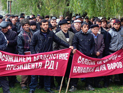 Участники антикоррупционного митинга в селении Хучни Табасаранского района Дагестана. 1 ноября 2010 года. Фото "Кавказского узла"