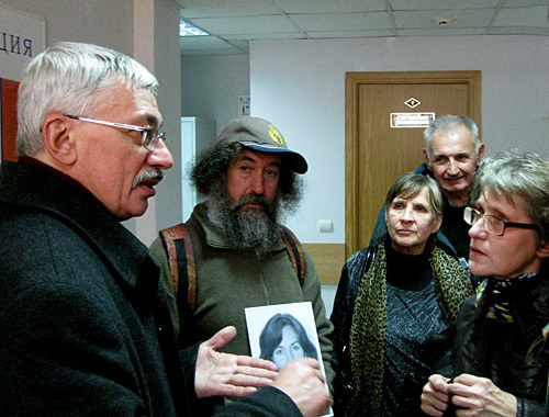 Олег Орлов (слева) беседует с пришедшими его поддержать активистами правозащитного движения. Москва, после заседания суда 2 ноября 2010 года. Фото "Кавказского узла"