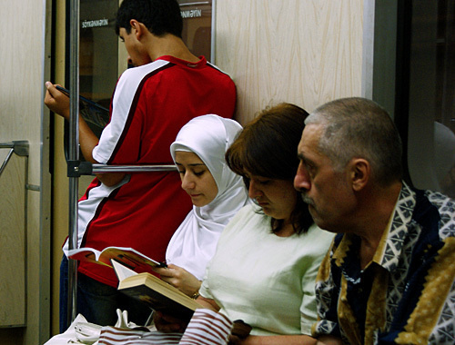 В вагоне бакинского метро, Азербайджан, август 2009 года. Самир Алиев для "Кавказского узла"