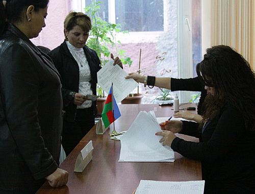 На избирательном участке Насиминского района Баку, 7 ноября 2010 года. Турхан Каримов специально для "Кавказского узла"