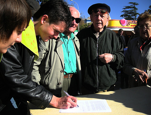 Участники экологического марша подписывают коллективное обращение в защиту животных. Сочи, 7 ноября 2010 года. Фото "Кавказского узла"