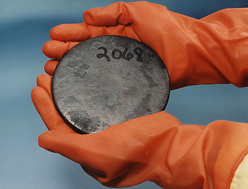 Диск высокообогащенного урана. Фото с сайта http://ru.wikipedia.org