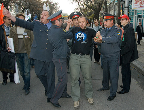 Сотрудники правоохранительных органов задерживают Сурена Газаряна. Акция в защиту Утриша в Краснодаре, 5 декабря 2010 года. Фото "Кавказского узла"