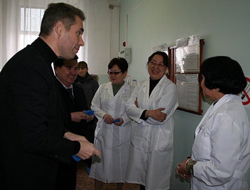 Павел Астахов проводит инспекцию детских учреждений Элисты, 8 декабря 2010 года. Фото с сайта www.elista.org
