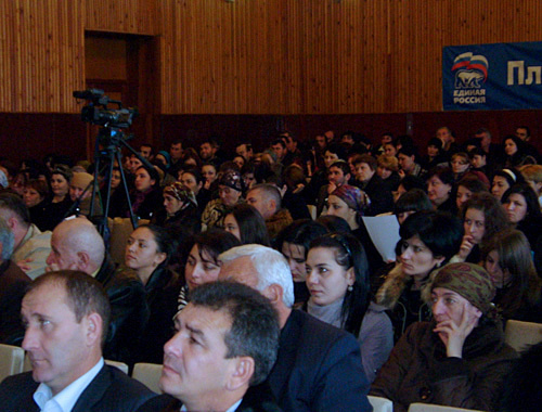 Жители Карачаевска - участники дискуссии в рамках проекта "Мир Кавказу", 11 декабря 2010 года. Фото "Кавказского узла"