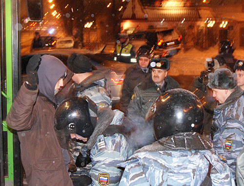 Досмотр участников акции на территории Останкинского парка. Москва, 18 декабря 2010 года. Фото "Кавказского узла"
