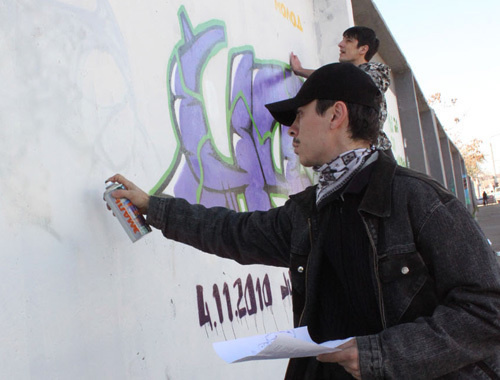 Дагестанские мастера граффити расписывают стены в Махачкале, ноябрь 2010 года. Мурад Магомедов для "Кавказского узла"