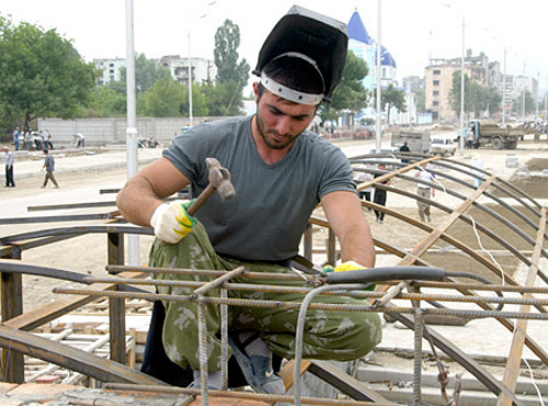 Работы по восстановлению Грозного, 2006 год. Фото с сайта www.chechnyafree.ru