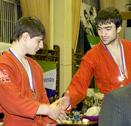 Азамат Охтов(справа) во время награждения золотой медалью на первенстве России по самбо среди юниоров в весовой категории до 52 кг. 25-28 февраля 2008г, г.Курган. Фото: www.sambo.ru
