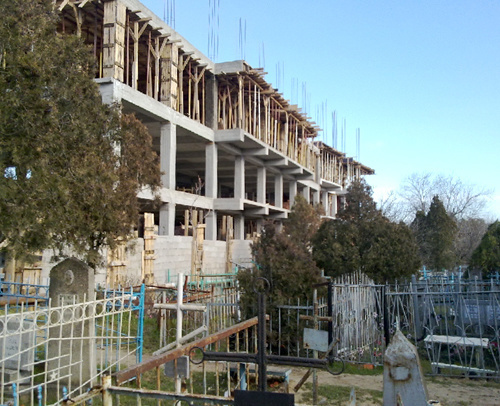 Строительство жилого дома возле городского кладбища в Махачкале. 24 Февраля 2011 г. Фото: Наталья Шкандыба для "Кавказского узла".