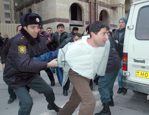 Полиция задерживает участников молодежной акции "Великий народный день" на площади перед станцией метро "28 мая" в Баку. 11 марта 2011 г. Фото "Кавказского узла". 
