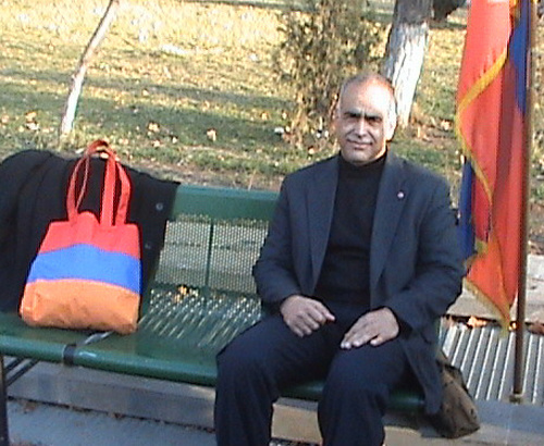 Лидер оппозиционной партии "Наследие", депутат Национального собрания Армении Раффи Ованнисян на площади Свободы в Ереване. 15 марта 2011 г. Фото "Кавказского узла"