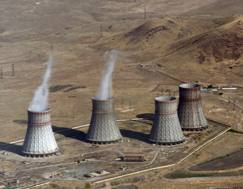 Градирни Армянской АЭС в г. Мецамор, Армения. Фото Bouarf/Wikimedia Commons
