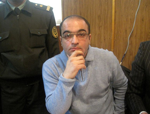 Журналист Эйнулла Фатуллаев в суде, 28 апреля 2010 г. Фото: Радио Азадлыг (www.azadliq.org)