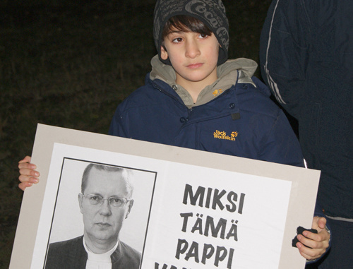Участник пикета чеченских беженцев против высказываний пастора Юхо Молари, рядом с его церковью в Похья, Финляндия, ноябрь 2010. Фото Дмитрия Флорина
