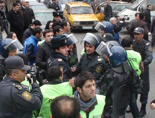 Полиция препятствует работе журналистов близ Площади фонтанов во время акции протеста, организованной Гражданским движением за демократию "Общественная палата" в центре Баку. 2 апреля 2011 г. Фото "Кавказского узла"