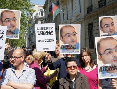 Париж, 20 апреля 2011 г. Акция протеста перед посольством Азербайджана с требованием освобождения журналиста Эйнуллы Фатуллаева. Фото: Радио Азадлыг, RFE/RL,  http://www.azadliq.org