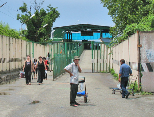 Вход на КПП "Псоу" - вид со стороны Абхазии. 2008 г. Фото: ahelles , http://venividi.ru