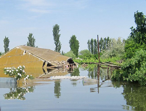 Затопленный крестьянский дом в Сабирабадском районе Азербайджана, май 2010 г. Фото:  Радио Азадлыг (radioazadllyg.org), RFE/RL 