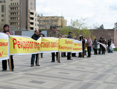 Апрельская акция «Пикет-19» на площади перед Вечным огнем в Краснодаре. 23 апреля 2011 года. Фото "Кавказского узла"