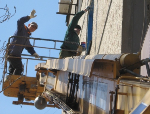 Волгоград,  улица Шекснинская. Рабочие вставляют стекла в окна квартир, пострадавших от взрыва. 27 апреля 2011 г. Фото "Кавказского узла"
