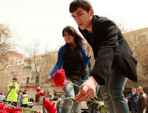Молодежь возлагает цветы у корпуса АГНА в память жертв массового убийства. Баку, 30 апреля 2011 г. Фото: Abbas Atilay (RFE/RL), www.azadliq.org