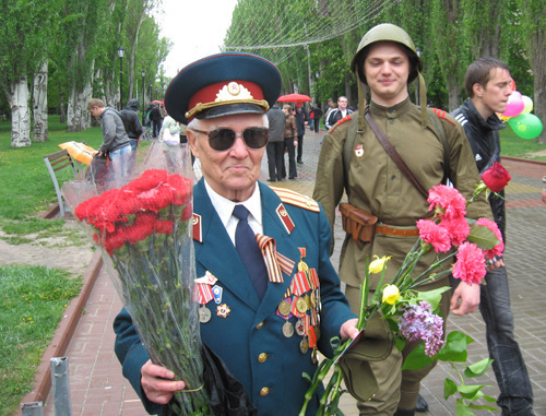На улицах Волгограда ветеранам войны вручали букеты цветов. 9 мая 2011 г., Волгоград, Аллея Героев. Фото "Кавказского узла"