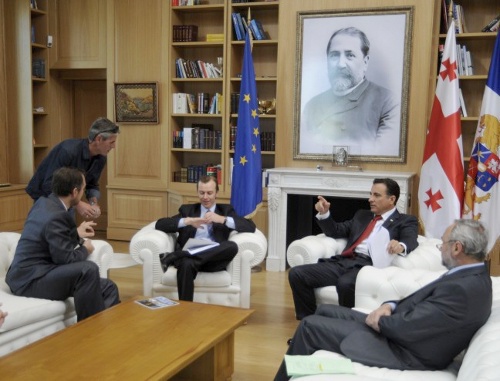 На съёмках эпизода из фильма  Ренни Харлина "5 дней в августе"  в президентском кабинете в Тбилиси. Фото с сайта www.pik.tv