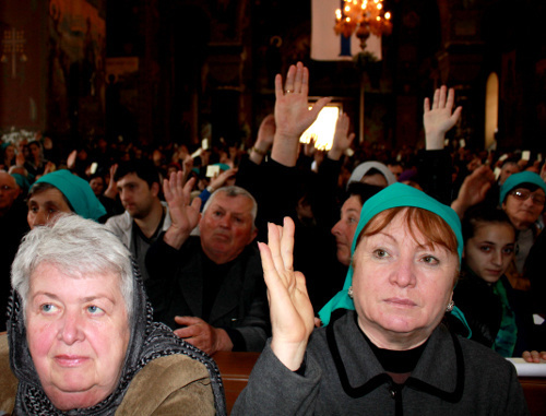 Голосование участников церковно-народного собрания в Новом Афоне 15 мая 2011 г. Фото "Кавказского узла"