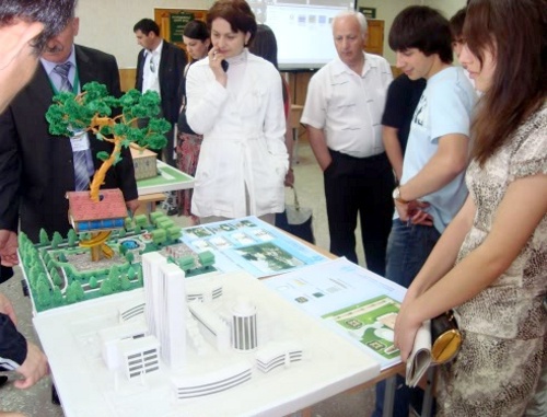 На выставке инновационных проектов молодых ученых Карачаево-Черкесской республики. КЧР, г. Черкесск, 28 мая 2010 г. Фото: rosmu.ru