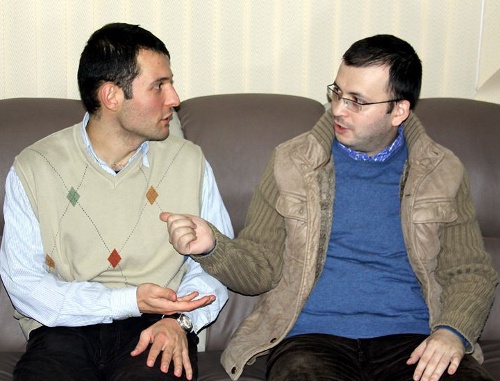 Аднан Гаджизаде (слева) и Эмин Милли. Фото Турхана Керимова (RFE/RL)