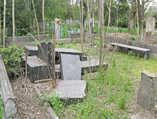 Разрушенные надгробия на кладбище в Грозном. 2011 г. Фото "Кавказского узла"