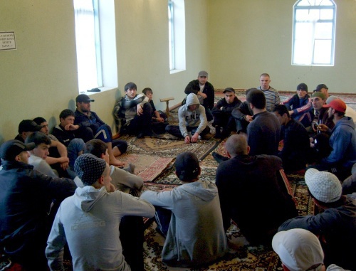 Молодые прихожане мечети в селе Советское Магарамкентского района Дагестана. 15 мая 2011 г. Фото "Кавказского узла"