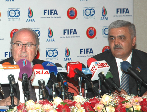  Президент FIFA Йозеф Блаттер  и президент  AFFA  Ровнаг Абдуллаев  на пресс-конференции президентов FİFA и UEFA в Баку, 6 июня 2011 г. Фото: Информационное агентство TURAN