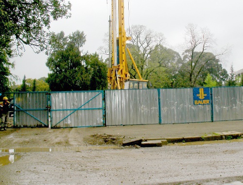 Строительная площадка, огороженная забором, на Батумском бульваре, г. Батуми. Май 2011 г. Фото "Кавказского узла"