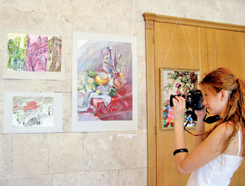На благотворительной выставке-продаже картин и поделок детей-сирот, организованной Дагестанским региональным общественным движением «Дагестан без сирот» в рамках программы «Молодые таланты Дагестана». 2010 г. Фото: dagpravda.ru