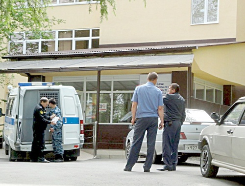 У корпусов горбольницы №2 в Сочи 27 мая 2011 г. Охранник больницы держит в руках подозрительный предмет. Фото "Кавказского узла"