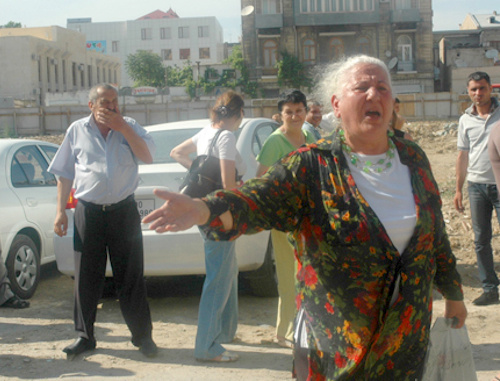  Жительница Баку протестует против сноса ее дома по улице Шамси Бадалбейли. 13 июня 2011 г. Фото: Информационное агентство "ТУРАН"