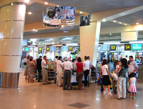 Пассажиры у стоек регистрации в аэропорту Домодедово. Фото: airport-domodedovo.info